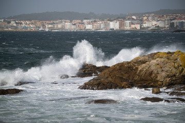 Archivo - Vista del mar picado con edificios al fondo, a 4 de noviembre de 2023, en Salnés, Pontevedra, Galicia (España). La borrasca Domingos ha llegado a Galicia con fuertes precipitaciones, olas 