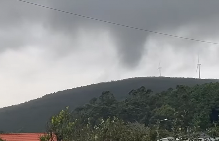 Manga marina, parecida a tornado, causa destrozos en Vimianzo (video)