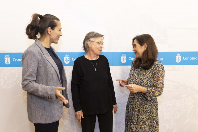 La alcaldesa de A Coruña, Inés Rey, junto a la presidenta de Stop Accidentes, Jeanne Picard, y concejala de Infraestruturas y Movilidade, Noemí Díaz.