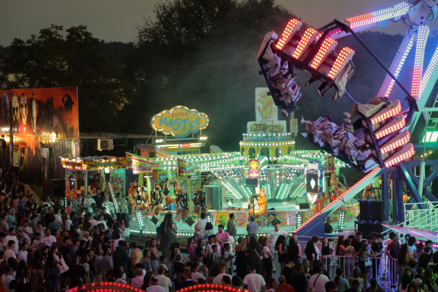 Archivo - Decenas de personas en la feria durante las Fiestas de San Froilán, a 7 de octubre de 2023, en Lugo, Galicia