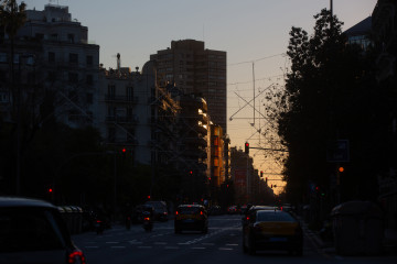 Archivo - Varios coches circulan por una calle urbana, a 11 de enero de 2022, en Barcelona, Cataluña (España). El Consejo de Ministros ha aprobado un real decreto ley con una normativa que garantiza