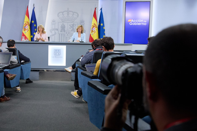 La vicepresidenta segunda y ministra de Trabajo y Economía Social, Yolanda Díaz (i) y el ministra Portavoz y de Educación y Deporte, Pilar Alegría (d), durante una rueda de prensa posterior al Consejo de Ministros, en el Palacio de la Moncloa, a 8 de octu