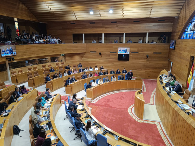 Archivo - El presidente de la Xunta, Alfonso Rueda, interviene durante la sesión de control del Parlamento de Galicia