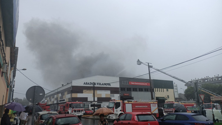 (VÍDEOS) Gran incendio en un taller mecánico de Cambre con todos los coches que había en su interior