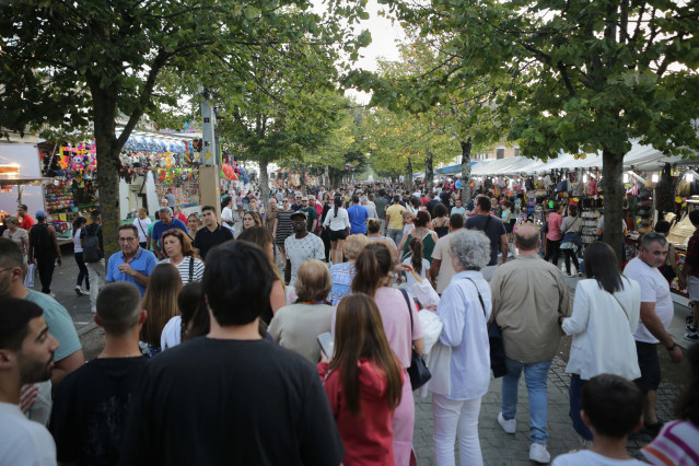 Archivo - Decenas de personas en la feria durante las Fiestas de San Froilán, a 7 de octubre de 2023, en Lugo