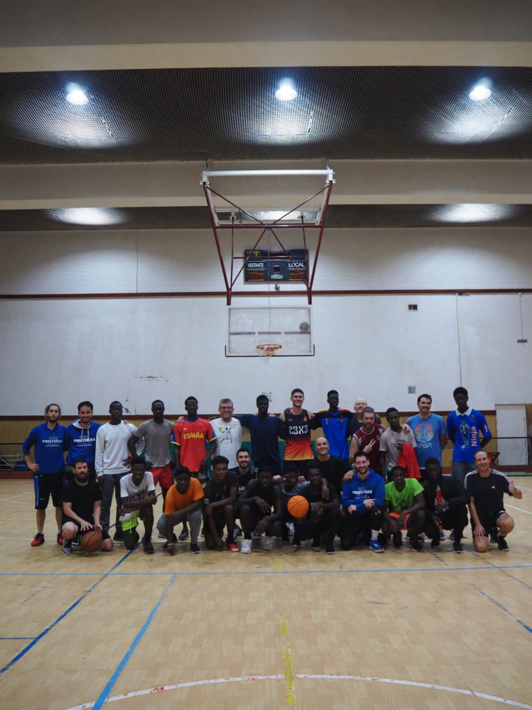 Baloncestistas recogen tenis para los emigrantes de Mali refugiados en el Monte de Gozo (Santiago)