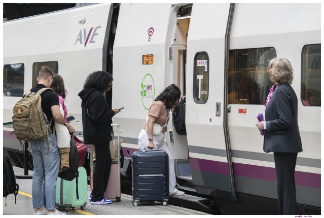 Archivo - Viajeros subiéndose a un tren