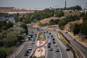 Archivo - Varios vehículos en la autovía A3, a 24 de julio de 2024, en Madrid (España). Con motivo de la celebración de la festividad de Santiago, mañana 25 de julio, en las comunidades de Cantab