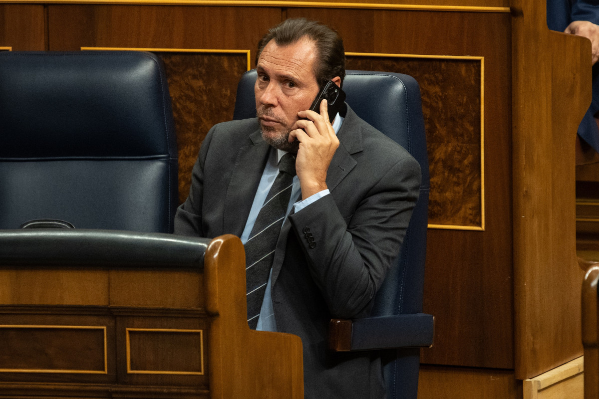 El ministro de Transportes y Movilidad Sostenible, Óscar Puente, durante la sesión de control al Gobierno, en el Congreso de los Diputados, a 18 de septiembre de 2024, en Madrid (España).