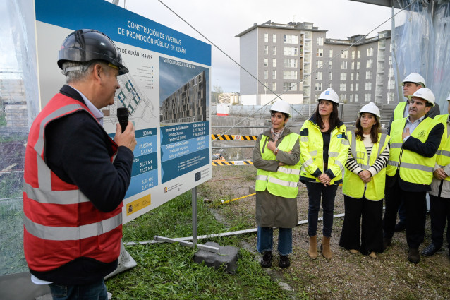 La ministra de Vivienda y Agenda Urbana, Isabel Rodríguez, visita el barrio de Xuxán junto a la conselleira de Vivenda e Planificación de Infraestruturas de la Xunta, María Martínez, y la alcaldesa de A Coruña, Inés Rey