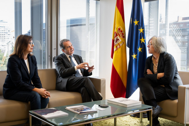 Reunión del alcalde de Vigo, Abel Caballero, y la concejal de Urbanismo, María José Caride, con la directora del SEPES, Leire Iglesias.