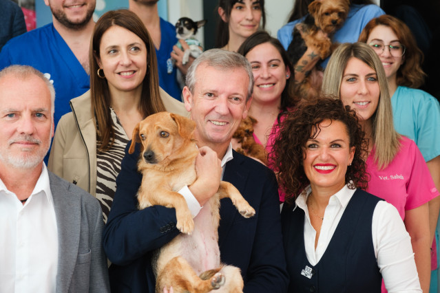 El presidente de la Xunta, Alfonso Rueda, con un perro en una clínica veterinaria de Lugo