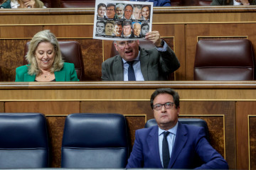 (I-D) La diputada del PP Macarena Montesinos; el portavoz del PP en el Congreso, Miguel Tellado; y el ministro para la Transformación Digital y de la Función Pública, Óscar López Águeda, durante