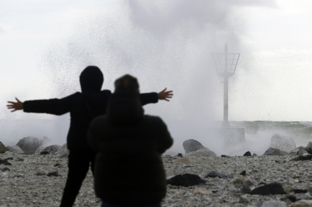 Archivo - Varias personas en la playa de la Malagueta donde el temporal con vientos de 70 km/h y el litoral malagueño registra olas de tres metros, a 10 de febrero de 2023 en Málaga (Andalucía, España).