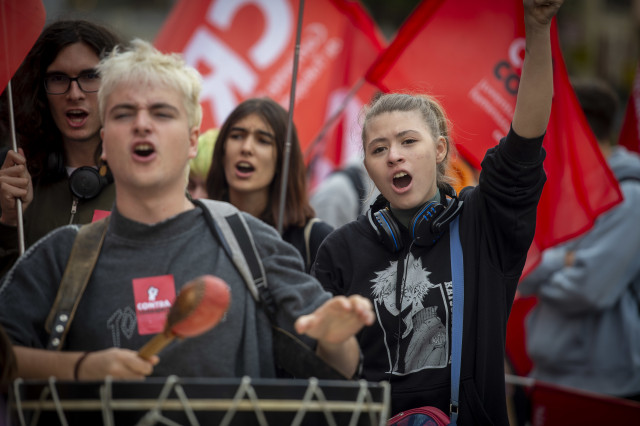 Archivo - Varios estudiantes se manifiestan en una concentración en defensa de la salud mental de los estudiantes, a 27 de octubre de 2022, en Madrid