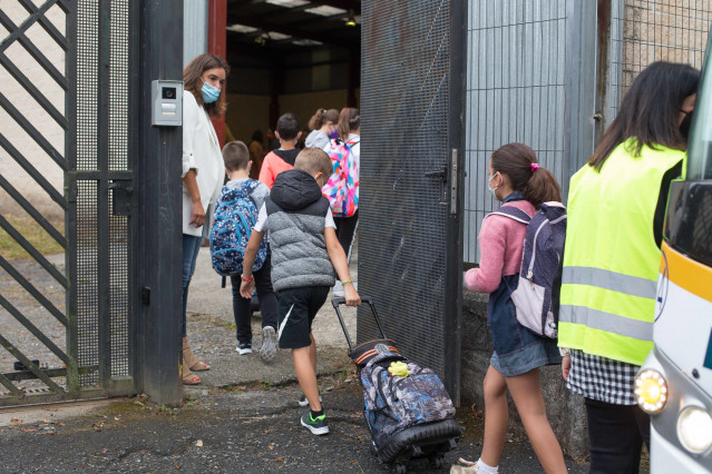 Archivo - Varios niños y niñas entran al CEIP Manuel Mallo de Nadela, durante el primer día del curso escolar 2021-2022 en Educación Infantil y Primaria, a 9 de septiembre de 2021, en Nadela, Lugo