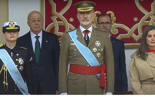 Cuatro mil militares participan en el desfile del 12 de Octubre en Madrid bajo una intensa lluvia