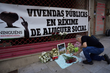 Un hombre coloca una vela durante el homenaje por el aniversario del incendio en el que murieron una madre y sus tres hijos, a 12 de octubre de 2024, en Vigo, Pontevedra, Galicia (España). Los hechos