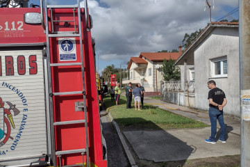 Un incendio quema el tejado de una casa en Padrón (A Coruña)