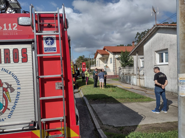 Un incendio quema el tejado de una casa en Padrón (A Coruña)