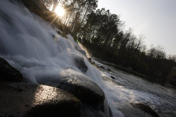 Un mozo sofre unha lesión medular por se tirar de cabeza ao río en Mondariz