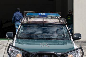 Archivo - Un coche de la Guardia Civil durante un registro operativo contra una operación antidroga, en el Polígono de Sete Pías, a 30 de abril de 2024, en Barrantes, Ribadumia, Pontevedra, Galicia