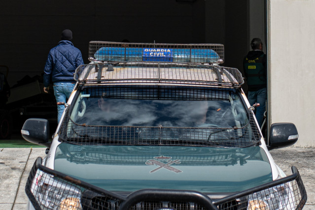 Archivo - Un coche de la Guardia Civil durante un registro operativo contra una operación antidroga, en el Polígono de Sete Pías, a 30 de abril de 2024, en Barrantes, Ribadumia, Pontevedra, Galicia,