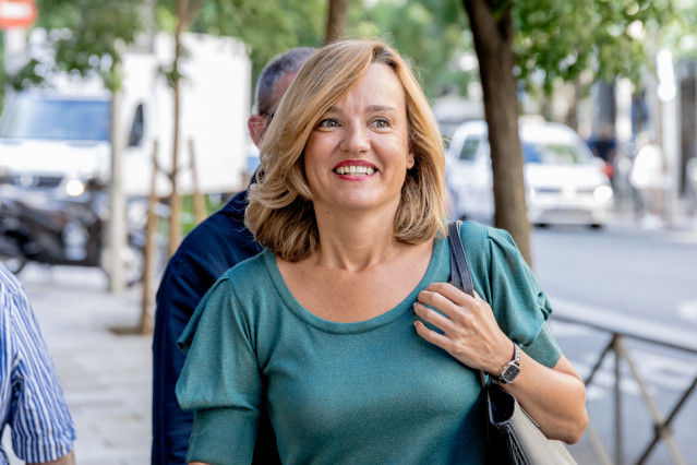 Archivo - La portavoz de la CEF y ministra de Educación y FP, Pilar Alegría,  a su llegada a la Comisión Ejecutiva Federal del PSOE, en la sede de Ferraz, a 30 de agosto de 2023, en Madrid (España). El presidente del PP, Alberto Núñez Feijóo, ha ofrecido