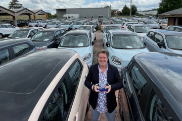 Didier Sirge con coches de Leapmotor en una imagen de su Linkedin