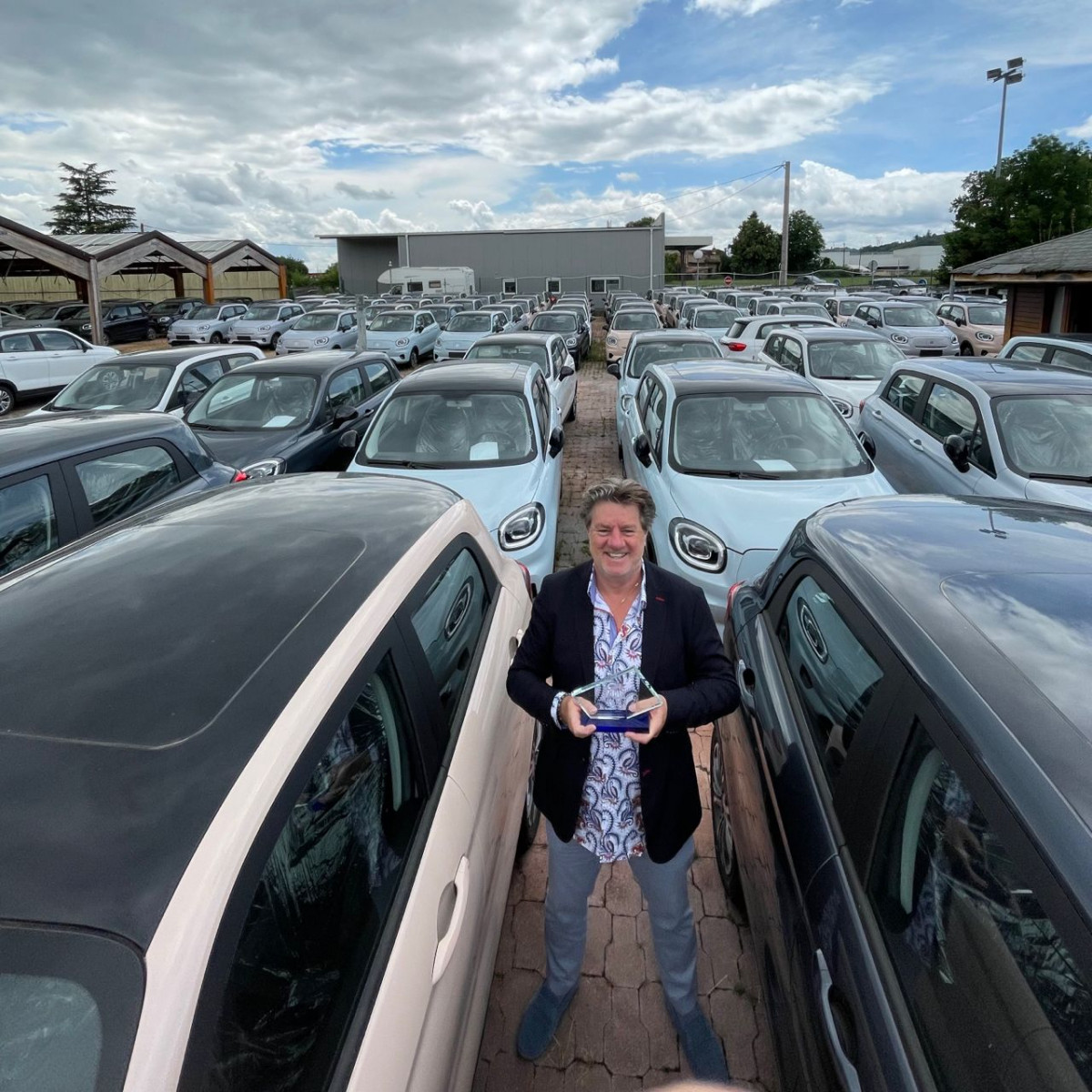 Didier Sirge con coches de Leapmotor en una imagen de su Linkedin