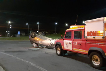 Herido leve el conductor de un coche que volcó en una rotonda de Cee (A Coruña)