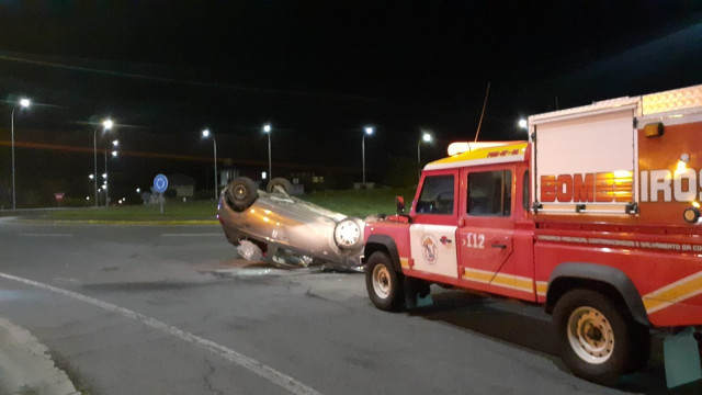 Herido leve el conductor de un coche que volcó en una rotonda de Cee (A Coruña)