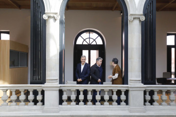 El vicepresidente de la Diputación de Pontevedra, Rafa Domínguez, y el alcalde de Pontevedra, Miguel Anxo Fernández Lores, visitan la remodelada Casa Consistorial de la ciudad.