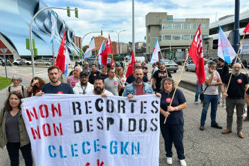 Protesta de trabajadores de Clece, empresa de limpieza que presta servicio en la planta de GKN en Vigo.