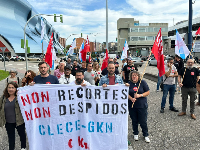 Protesta de trabajadores de Clece, empresa de limpieza que presta servicio en la planta de GKN en Vigo.