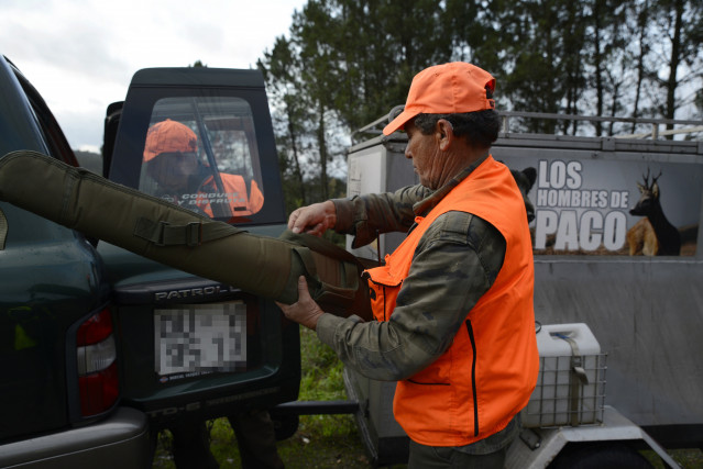 Un hombre se prepara para cazar en los montes de Cameixa, en Boborás (Ourense).