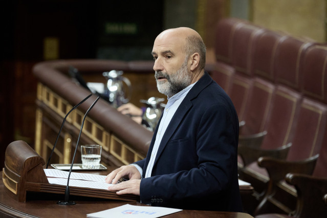 El diputado del BNG, Néstor Rego interviene durante una sesión plenaria, en el Congreso de los Diputados, a 9 de octubre de 2024, en Madrid (España). Durante la sesión de control, el presidente del Gobierno ha hablado sobre la política migratoria del Ejec