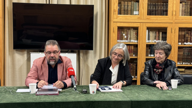 El nuevo director del Museo do Pobo Galego, Lois Ladra, junto con la presidenta del Padroado do Museo do Pobo Galego, Concha Losada, en rueda de prensa.