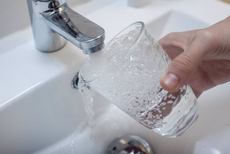 Alerta sanitaria en Outes: el Concello prohíbe beber agua de la traída tras varios casos de gastroenteritis