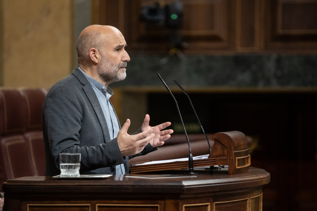 El diputado del BNG Néstor Rego interviene durante una sesión plenaria en el Congreso de los Diputados, a 15 de octubre de 2024, en Madrid (España). El Pleno del Congreso decide hoy si tramita una 