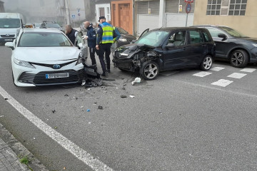 Colisión entre dos vehículos en la calle San Eufrasio de Lugo.