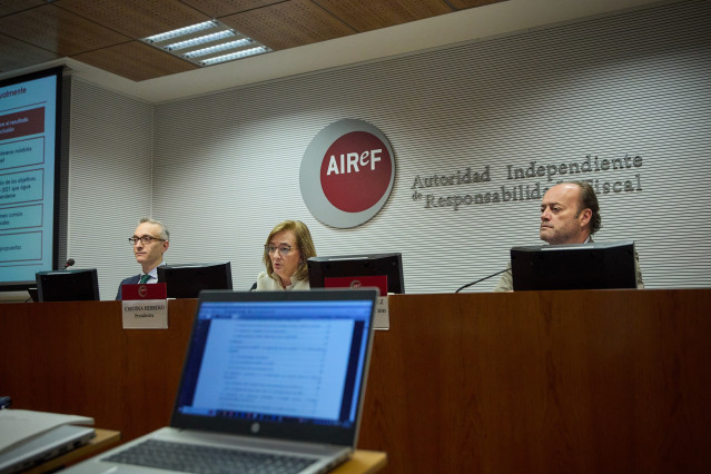 Archivo - (I-D) El director de la División de Evaluación de AIReF, José María Casado; la presidenta de AIReF, Cristina Herrero, y el director de Comunicación de AIReF, Pablo Fernández, durante la presentación de la segunda opinión sobre el Ingreso Mínimo