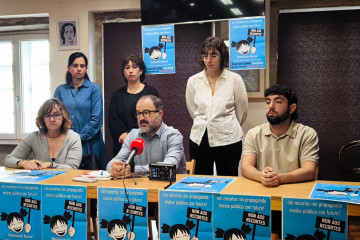 Rueda de prensa de la Plataforma Galega en Defensa do Ensino Público, con su portavoz, Suso Bermello, en el centro.