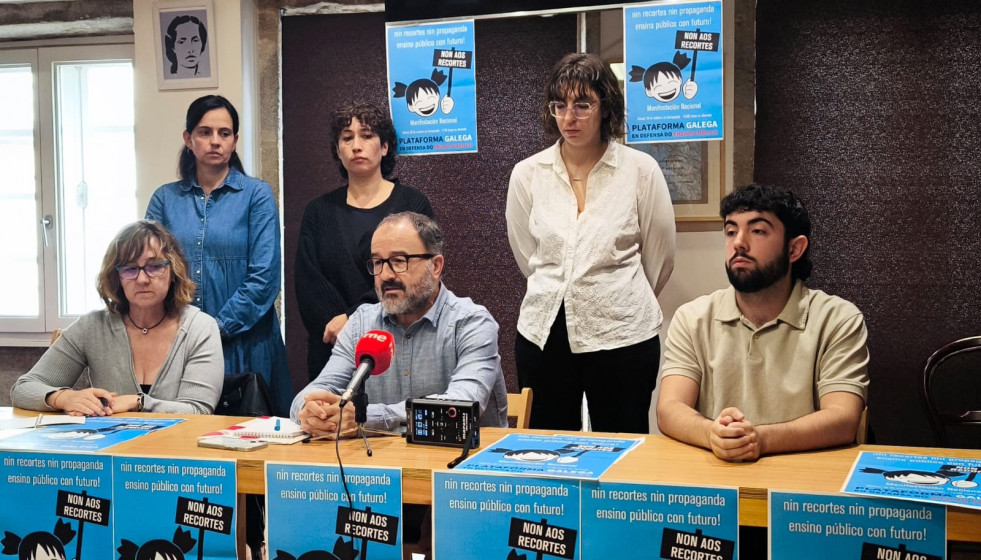 Rueda de prensa de la Plataforma Galega en Defensa do Ensino Público, con su portavoz, Suso Bermello, en el centro.