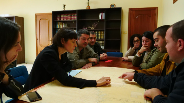 La portavoz del BNG, Ana Pontón, con la cofradía de pescadores de Cedeira (Lugo)