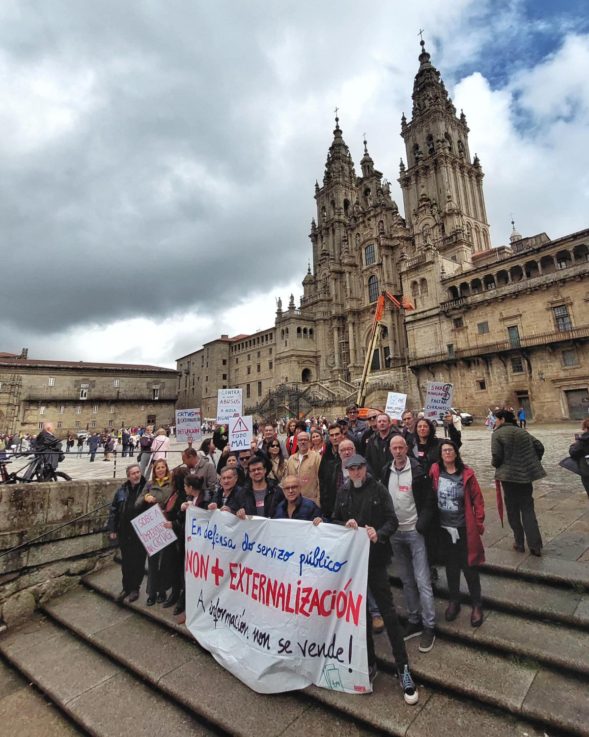 Huelguistas de la CRTVG en la Praza do Obradoiro