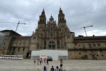 Archivo - Algunos peregrinos y turistas ante la Catedral de Santiago, en la Praza do Obradoiro.