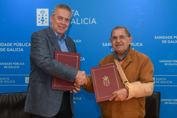 El conselleiro de Sanidade, Antonio Gómez Caamaño, y el presidente de la Federación Galega de Irmandades de Doadores de Sangue, Manuel Fonseca Gómez.