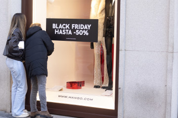 Archivo - Un escaparate avisa de los descuentos durante Black Friday, a 24 de noviembre de 2023, en Madrid (España). Este año, la previsión de gasto de los españoles en Black Friday es un 6% mayor