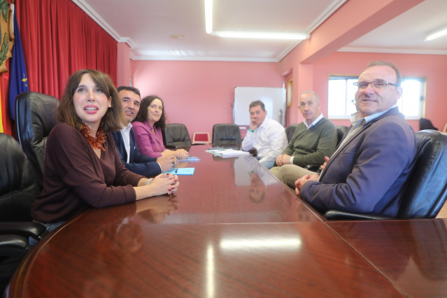 Lorenzana con alcaldes de la comarca de Bergantiños